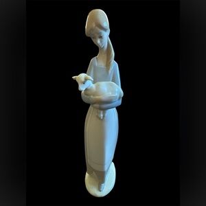 Vintage 1977 lladro porcelain girl with lamb 10 1/2”